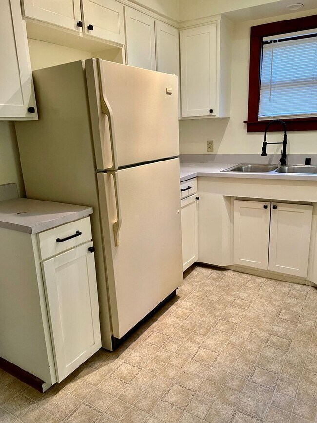 Building Photo - 2423 D St