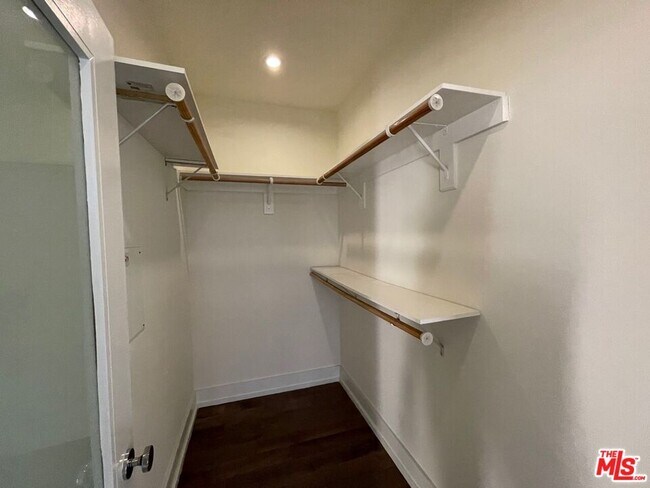 Building Photo - 727 W 7th St