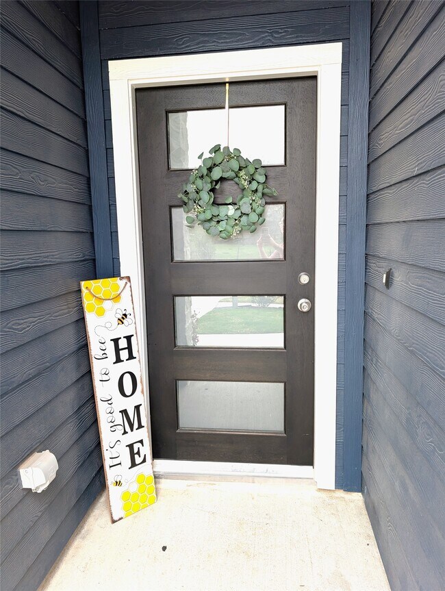 Building Photo - 33118 School Hl Rd