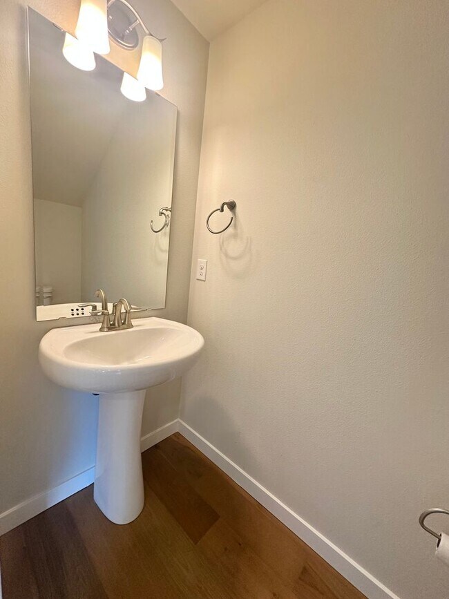 Building Photo - Modern 3-bed, 2.5-bath Townhome in Lake Forrest Park!