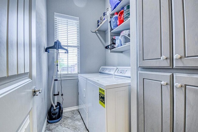 Building Photo - 2204 Alameda Park Dr