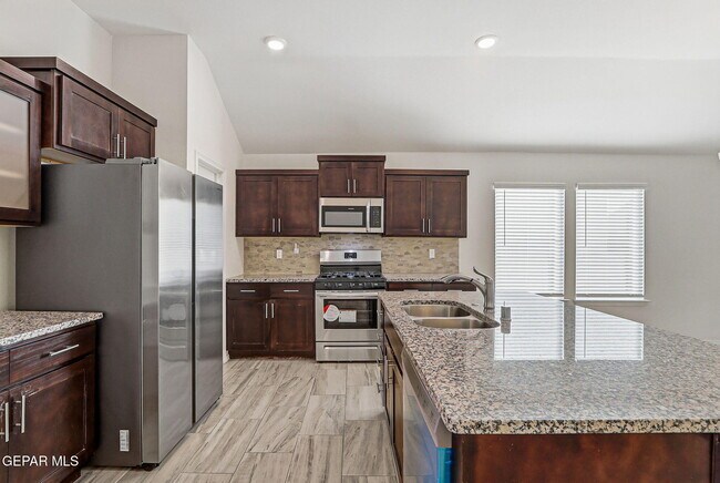 Building Photo - 13745 Lago Vista Ave