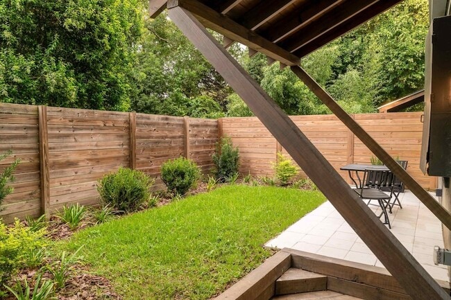 Building Photo - 612 W 8th Ave