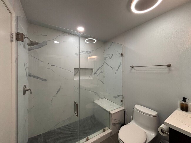 Building Photo - Modern Downtown Condo with Balcony, Pool, ...