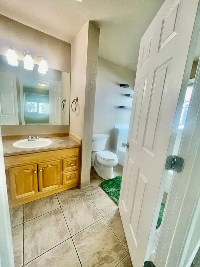 Building Photo - 329 E 14th Ave