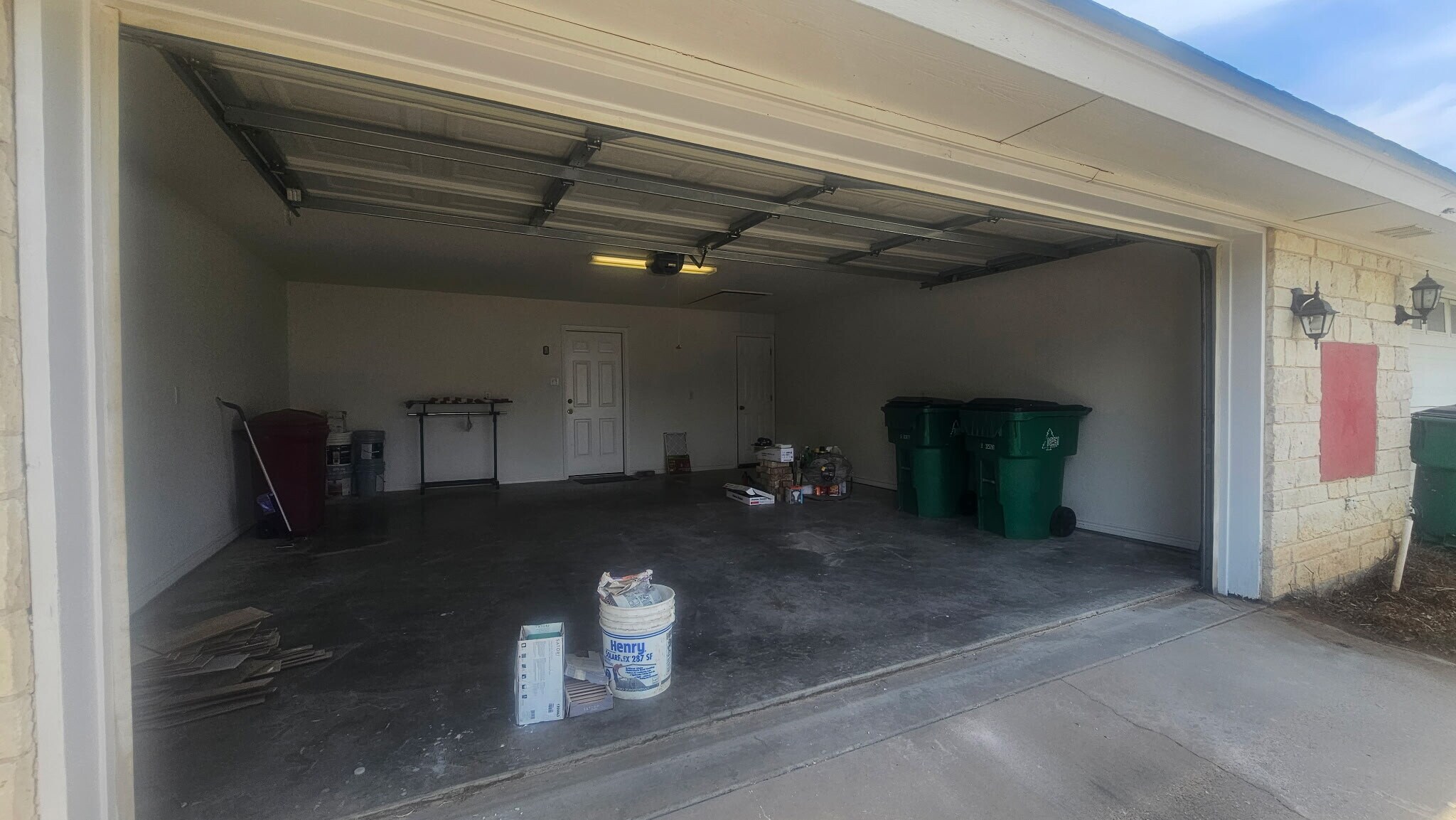 Double car garage - 203 Bluebonnet St