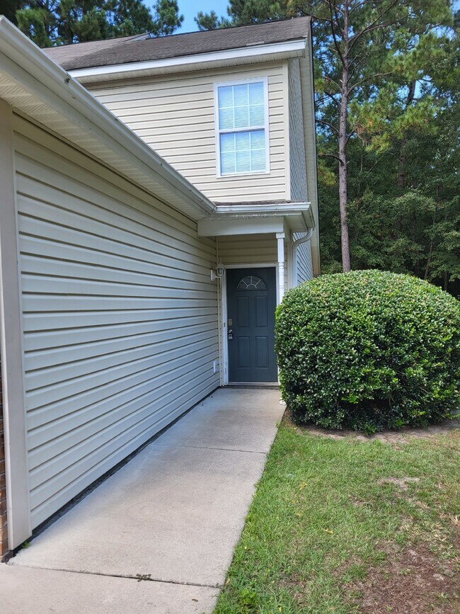 Building Photo - "Charming 2-Bedroom Townhouse on Skillmaster Court with Gleaming Hardwood Floors!"