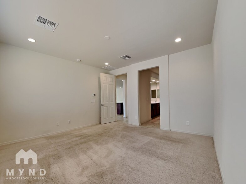 Building Photo - 8756 W Rancho Dr