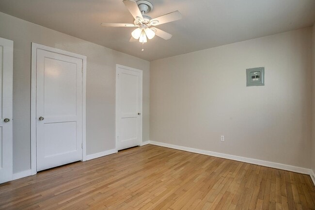 Building Photo - One Side of Great Duplex Near TCU- 1 Bed, ...