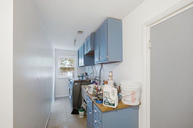 Building Photo - 10715 Clermont Ave