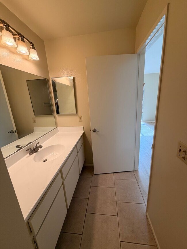 Building Photo - 2 Bed, 2 Bath Fullerton Condo For Rent w/ ...