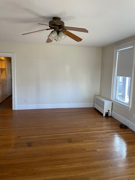 Building Photo - 148 Crescent St