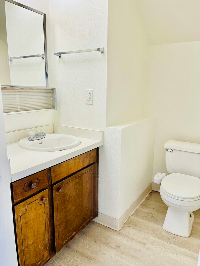 Building Photo - 906 S Garfield St