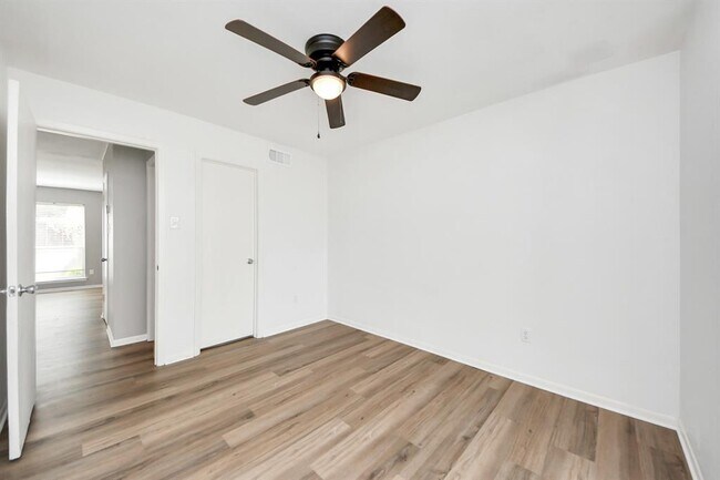 Building Photo - 2207 Bauer Dr