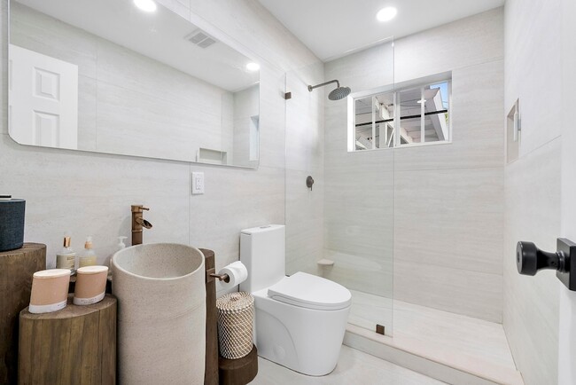 Building Photo - 101 SE 13th St