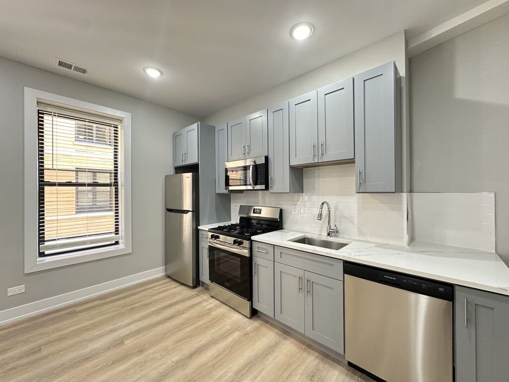 Building Photo - 419 W Belden Ave