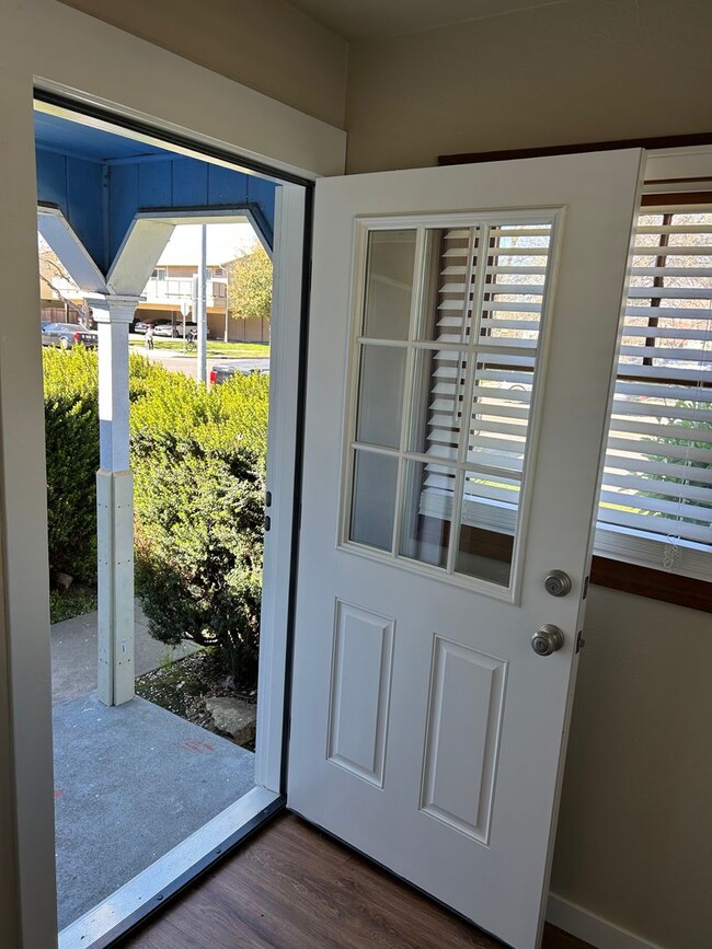 Building Photo - FREE JULY RENT SPECAIL! Newly Renovated St...