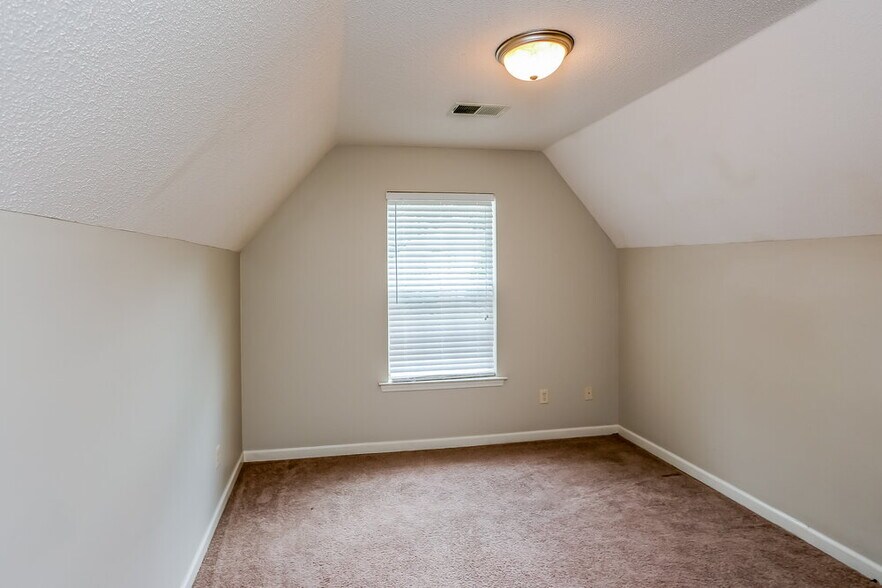 Building Photo - 4832 Ashcroft Dr