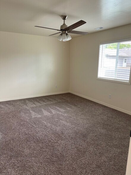 Master bedroom - 2124 E Olympic Ave