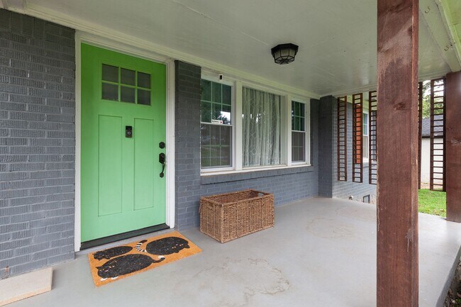 Building Photo - Renovated 3/2 w/ Fenced In Backyard and Courtyard!