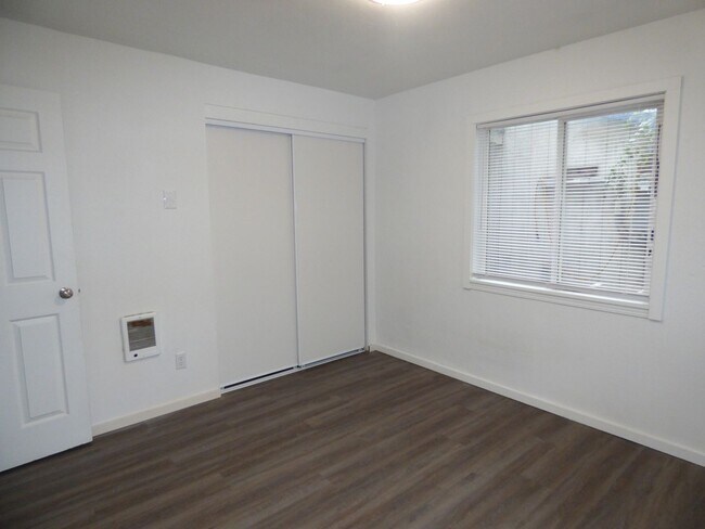 Building Photo - 4772/4776/4782 Sunnyview Rd NE Salem, OR 97305