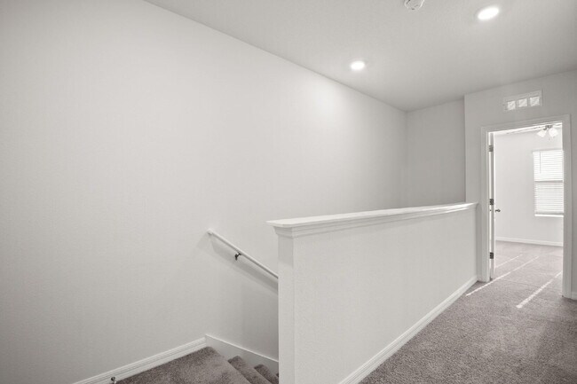 Building Photo - "Spacious 3-Bedroom Townhouse Oasis with 2.5 Baths in Serene Apollo Beach!"