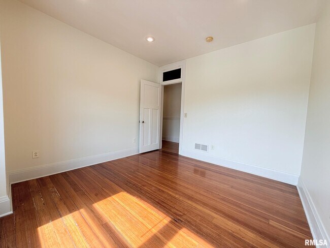 Building Photo - 421 13th St