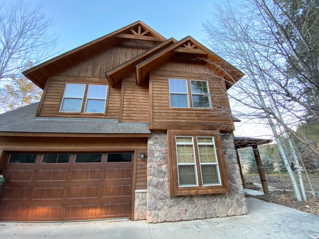 Building Photo - Spacious and Comfortable Colorado Mountain...