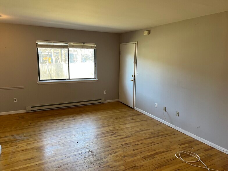 Living room - 116 Hamburg Turnpike