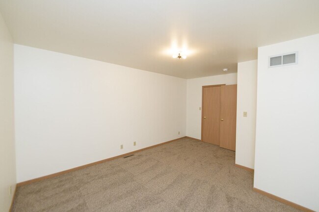 Building Photo - 2 bed 1.5 bath Townhouse in Chesterton