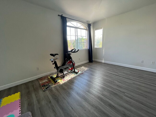 Building Photo - Bright 2-Bedroom Home in Gated Mira Mesa C...