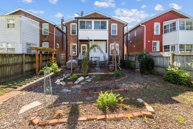 Building Photo - Gardener's Dream! 3-Bedroom, 1.5-Bath Home, Steps away from Tower Grove Park