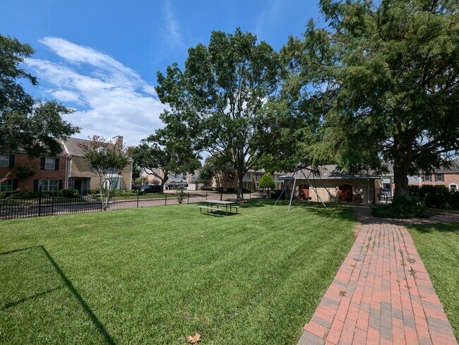 Common Area/Swings - 1687 W Sam Houston Pky S