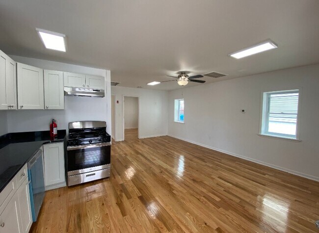 Building Photo - 425 Drummond Ave