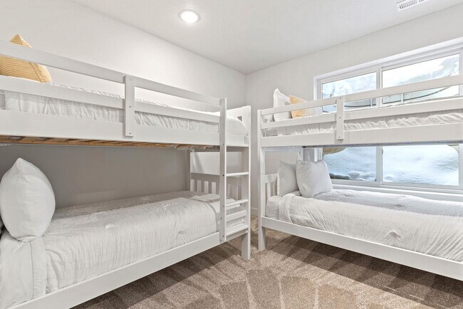 Building Photo - 6537 Silver Creek Dr