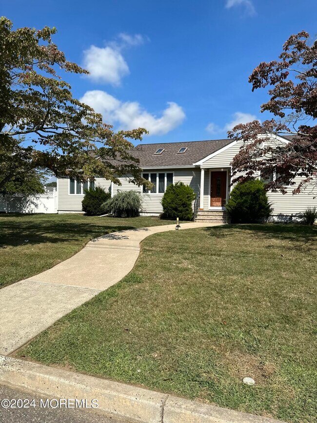 Primary Photo - 41 Cooper Ave