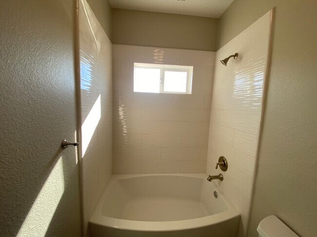 Building Photo - Country property located in Hilmar!