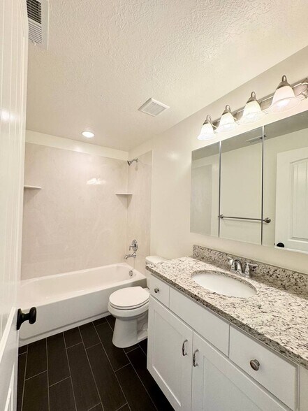 Building Photo - 698 S Lake View Dr