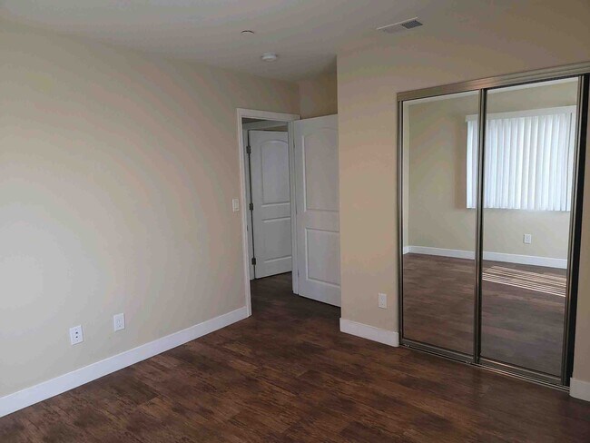 Building Photo - 1334 W 62nd St