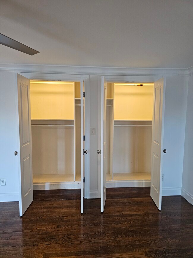 Building Photo - 11 Oak St