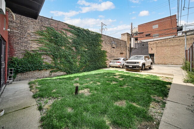 Building Photo - 1552 W Fullerton Ave