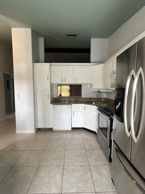 Building Photo - 725 Sunny Pine Way