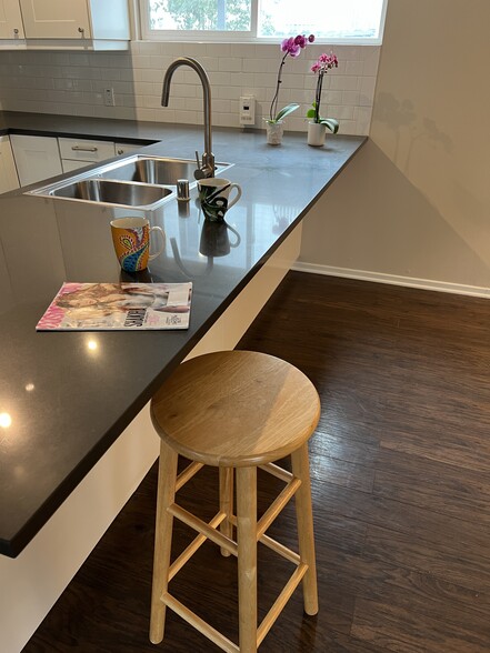 Stone kitchen counter to seat 4 - 467 S Bentley Ave