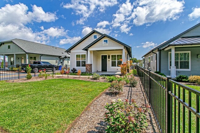 Building Photo - Newer Home