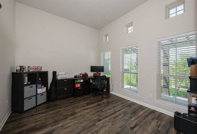 Building Photo - 2125 Stubbs Dr