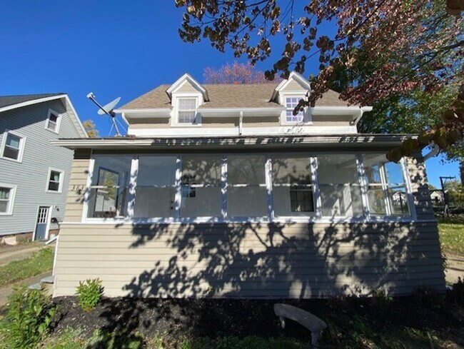 Primary Photo - Bright 3BR / 2 Bath Bungalow Near Parks & Transit