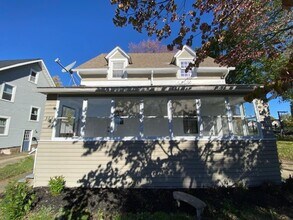 Building Photo - Bright 2BR / 2 Bath Bungalow Near Parks & Transit