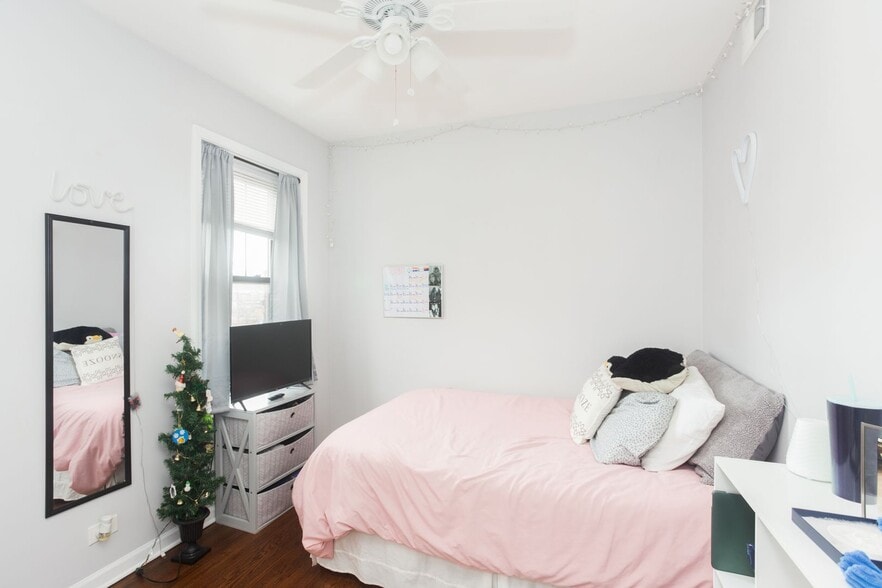 Building Photo - 3712 N Sheffield Ave