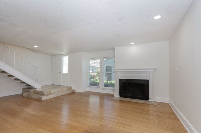 Building Photo - 3 Bed / 2.5 Bath light and spacious townho...