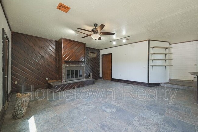 Building Photo - 1805 NE 53rd St